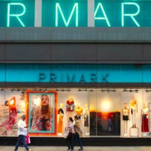 Η Primark ανοίγει περισσότερα καταστήματα στις βασικές αγορές της