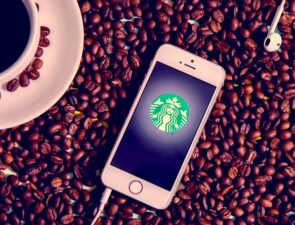 Η Walmart μπαίνει στο παιχνίδι των Starbucks, Amazon και Uber για την κυριαρχία στις πληρωμές μέσω κινητού