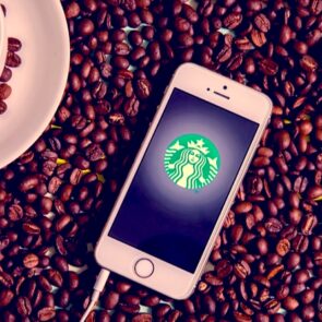 Η Walmart μπαίνει στο παιχνίδι των Starbucks, Amazon και Uber για την κυριαρχία στις πληρωμές μέσω κινητού