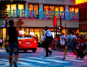 Μεγάλοι retailers φιλοξενούν στις ιστοσελίδες τους third-party sellers ελπίζοντας να κερδίσουν νέους αγοραστές 