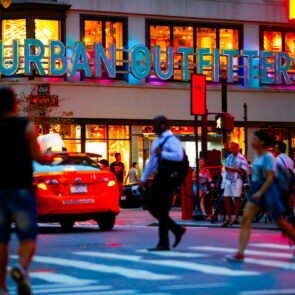 Μεγάλοι retailers φιλοξενούν στις ιστοσελίδες τους third-party sellers ελπίζοντας να κερδίσουν νέους αγοραστές 