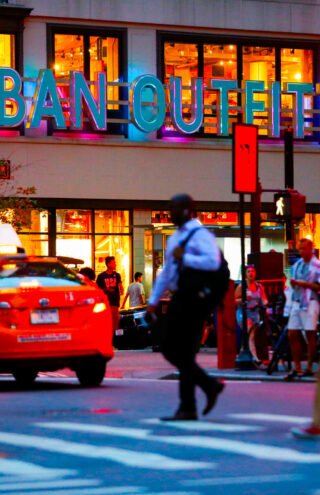 Μεγάλοι retailers φιλοξενούν στις ιστοσελίδες τους third-party sellers ελπίζοντας να κερδίσουν νέους αγοραστές 