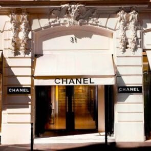 Πώς η Chanel προβάλει την εξέλιξη των ανδρικών προτύπων ομορφιάς