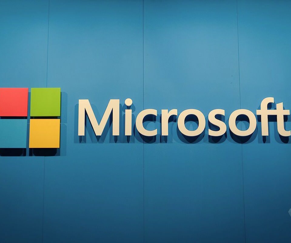 Εθελουσία σε 60.000 εργαζόμενους ανοίγει η Microsoft