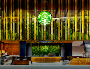 Γιατί ο νέος CEO αναλαμβάνει τα ηνία της Starbucks νωρίτερα από το αναμενόμενο;