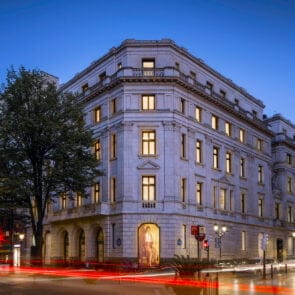 Η Zara μειώνει τα καταστήματα αλλά ενισχύει τα ήδη υπάρχοντα στην Ισπανία, τη χώρα καταγωγής της