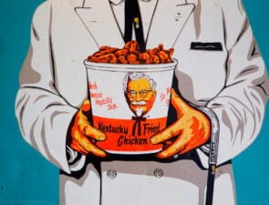Η KFC επενδύει εκατομμύρια σε drive-thru