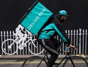 Το Deliveroo αναζητά τρόπους επιτάχυνσης της ανάκαμψης του τομέα της εστίασης