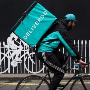 Το Deliveroo αναζητά τρόπους επιτάχυνσης της ανάκαμψης του τομέα της εστίασης