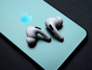 Η Apple παρουσιάζει τα νέα AirPods Pro