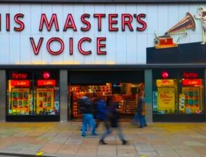 Γιατί η HMV επεκτείνεται στα φυσικά καταστήματα, παρόλη την άνοδο του ψηφιακού κόσμου; 