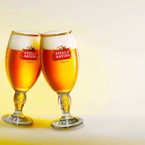 Η νέα διαφήμιση της Stella Artois επιδιώκει να ενώσει τους γείτονες με την μπύρα
