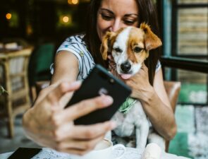 Οι online αγοραστές προτιμούν το περιεχόμενο από συνομηλίκους