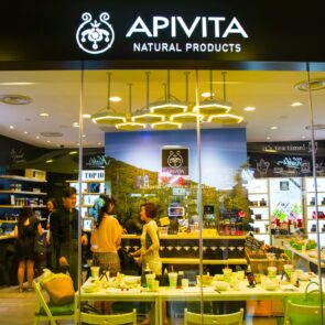 Πώς οργανώνει η Apivita την επιστροφή στην ανάπτυξη