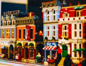 Γιατί η LEGO επενδύει 1,3 δισ. ευρώ στη βιωσιμότητα