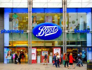 Η Boots εξαλείφει 4.000 θέσεις εργασίας