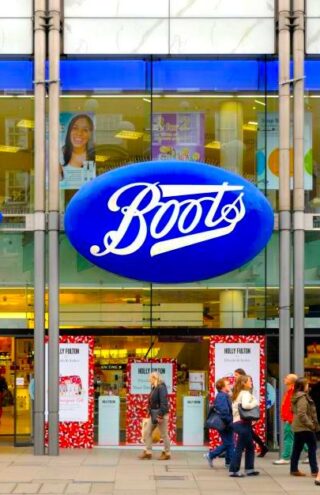 Η Boots εξαλείφει 4.000 θέσεις εργασίας