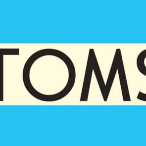 Η Toms δεν θα δωρίζει πλέον ένα ζευγάρι παπούτσια για κάθε ζευγάρι που αγοράζει ένας καταναλωτής