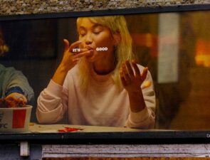 Τα KFC επαναφέρουν την καμπάνια «It’s finger lickin’ good»