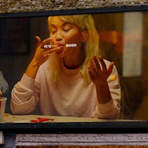 Τα KFC επαναφέρουν την καμπάνια «It’s finger lickin’ good»