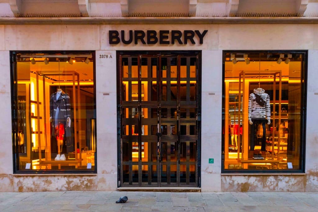 Σημαντικά σημάδια ανάκαμψης από την Burberry
