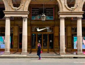 Η Nike έκλεισε όλα τα καταστήματα λόγω του ιού στην Αμερική και στον Καναδά