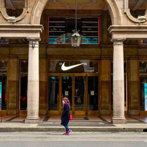 Η Nike έκλεισε όλα τα καταστήματα λόγω του ιού στην Αμερική και στον Καναδά