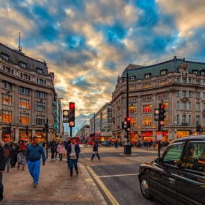 Επένδυση 1 δισ. λίρες μετατρέπει την Oxford Street με περισσότερα σπίτια από τα καταστήματα