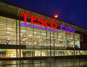 Η Tesco θα νοικιάζει τους χώρους στάθμευσης του σε μη πελάτες μέσω app