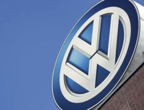 Volkswagen και Aston Martin αντιμετωπίζουν τις συνέπειες του κορονοιού