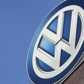 Volkswagen και Aston Martin αντιμετωπίζουν τις συνέπειες του κορονοιού