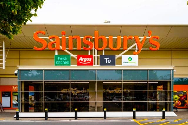 Η Sainsbury&#8217;s απαγορεύει ζευγάρια από τα καταστήματα για να επιβάλλει την κοινωνική αποστασιοποίηση