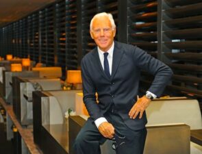 Στη μάχη κατά του κορωνοϊού ο οίκος μόδας Armani κατασκευάζει στολές για τους γιατρούς