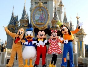 Η Disney World βγάζει σε διαθεσιμότητα 43.000 εργαζόμενους