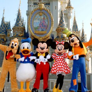 Η Disney World βγάζει σε διαθεσιμότητα 43.000 εργαζόμενους