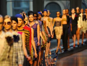 Η κρίση της βιομηχανίας μόδας &#8220;βαθαίνει&#8221; από το χάος της πανδημίας