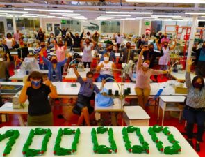 Η Lacoste παρήγαγε και δώρισε 100.000 μάσκες