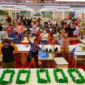 Η Lacoste παρήγαγε και δώρισε 100.000 μάσκες