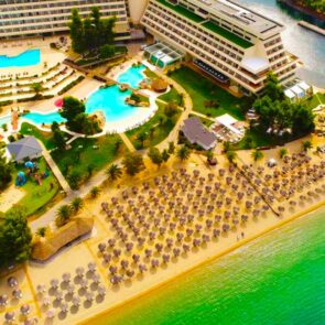 Στην ιδιοκτησία του Ιβάν Σαββίδη το Πόρτο Καρράς  στη Χαλκιδική