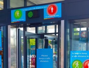 Φανάρι κυκλοφορίας για την είσοδο στα καταστήματα της Aldi