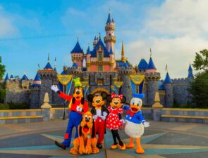 Ζημιές 1,4 δισ. δολ. για την Disney από το κλείσιμο των θεματικών πάρκων αλλά ανοίγει το πάρκο στην Σανγκάη