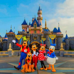 Ζημιές 1,4 δισ. δολ. για την Disney από το κλείσιμο των θεματικών πάρκων αλλά ανοίγει το πάρκο στην Σανγκάη