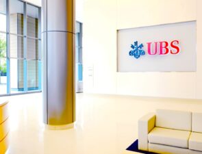 UBS | Οι πλούσιοι του κόσμου εμμένουν στις μετοχές, παρά την πανδημία του ιού COVID-19
