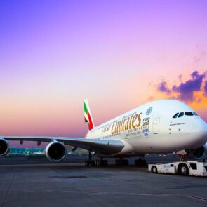 Η Emirates σχεδιάζει να καταργήσει περίπου 30.000 θέσεις εργασίας