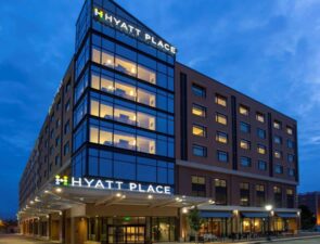 Η Hyatt απολύει 1.300 υπαλλήλους