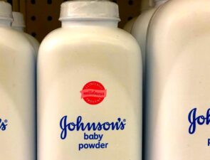 Η J&#038;J θα σταματήσει να πουλά το διάσημο ταλκ σε σκόνη για βρέφη σε ΗΠΑ και Καναδά
