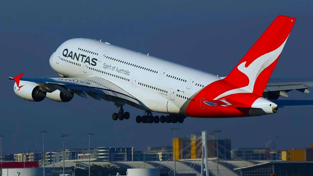 Η Qantas δεν θα έχει άδεια τα μεσαία καθίσματα στις πτήσεις της