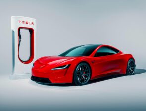Η Tesla είναι η πιο πολύτιμη και ταχύτερα αναπτυσσόμενη μάρκα αυτοκινήτων στον πλανήτη