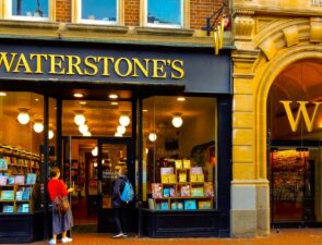 Waterstones |  Ακουμπάς το βιβλίο και δεν το αγοράζεις; Μπαίνει σε καραντίνα