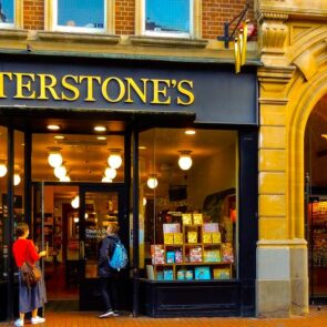 Waterstones |  Ακουμπάς το βιβλίο και δεν το αγοράζεις; Μπαίνει σε καραντίνα